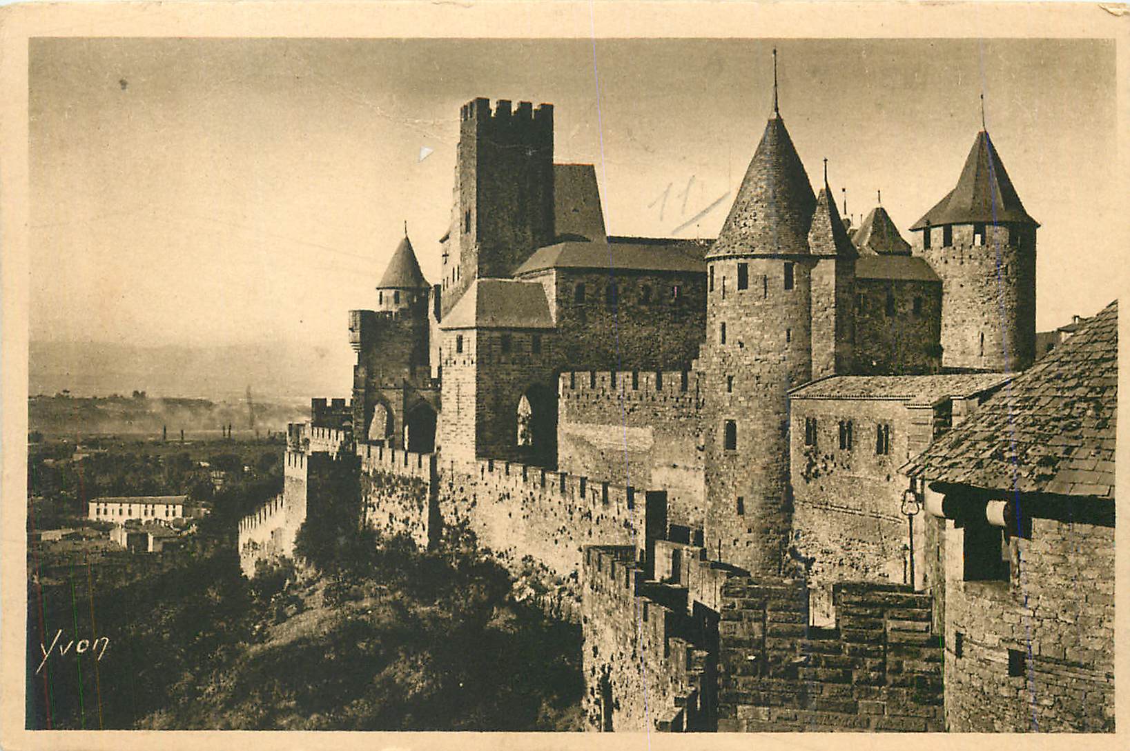 Château de Carcassonne — vue panoramique — Yvon