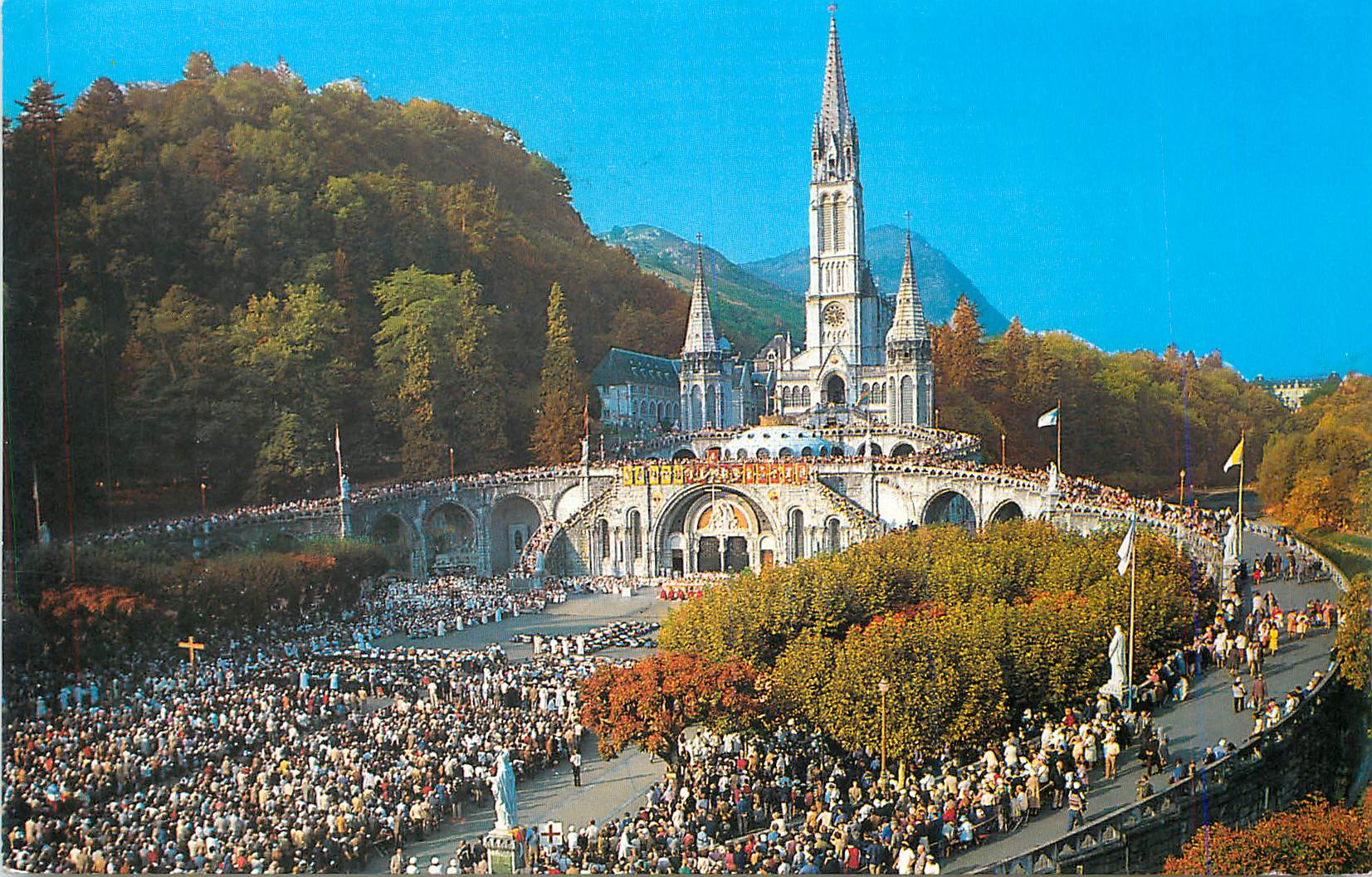 Basilique Notre-Dame du Rosaire de Lourdes — foule lors d'une procession — éditeur non visible