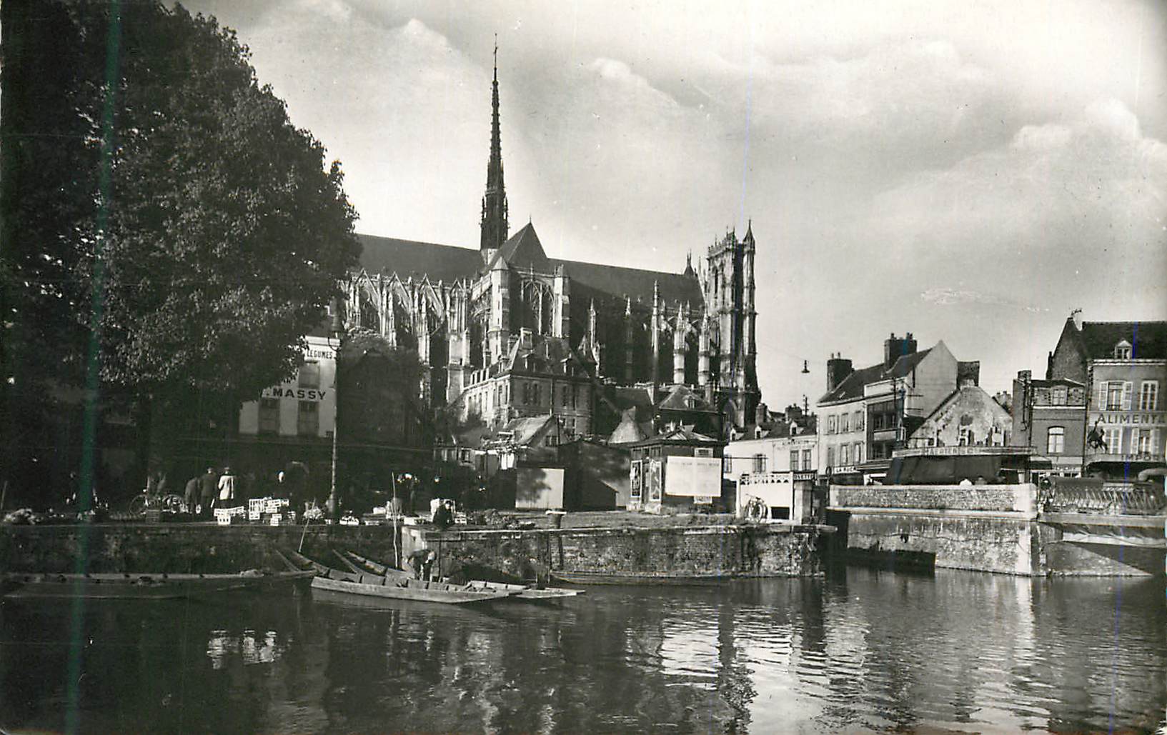 CPM Amiens Marche sur l'Eau et Cote de la Cathedrale Bateau