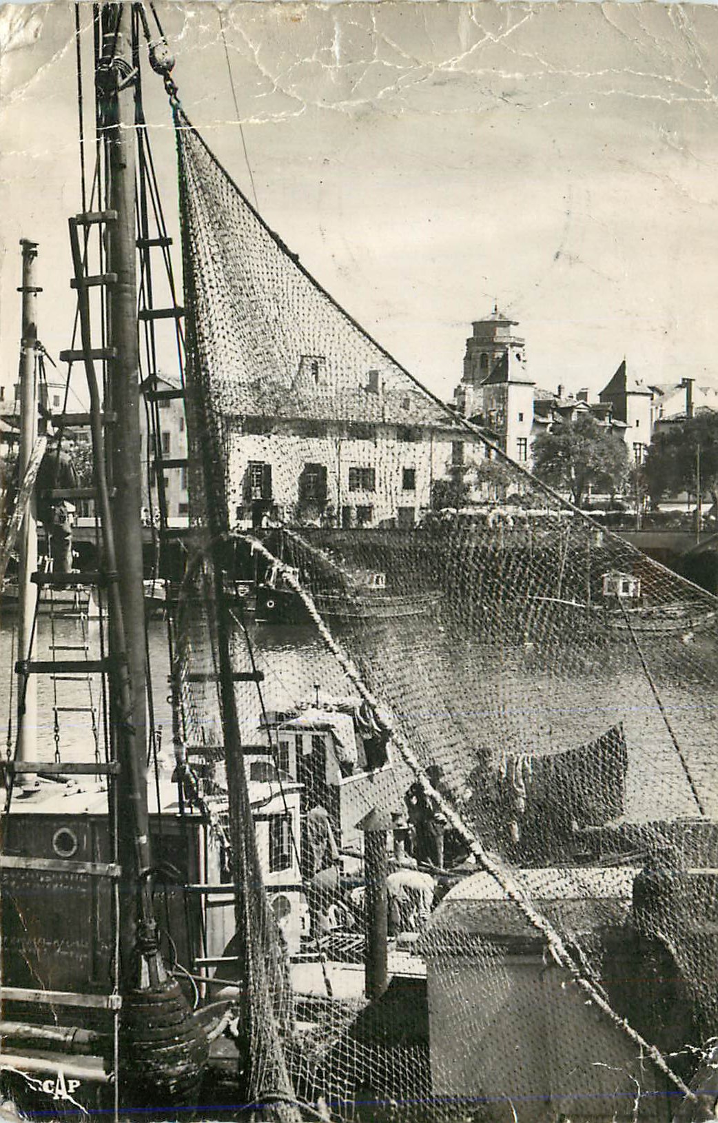 Cartolina moderna San Giovanni di Luz Il Porto La Casa di Luigi XIV e la Chiesa Barche da Pesca