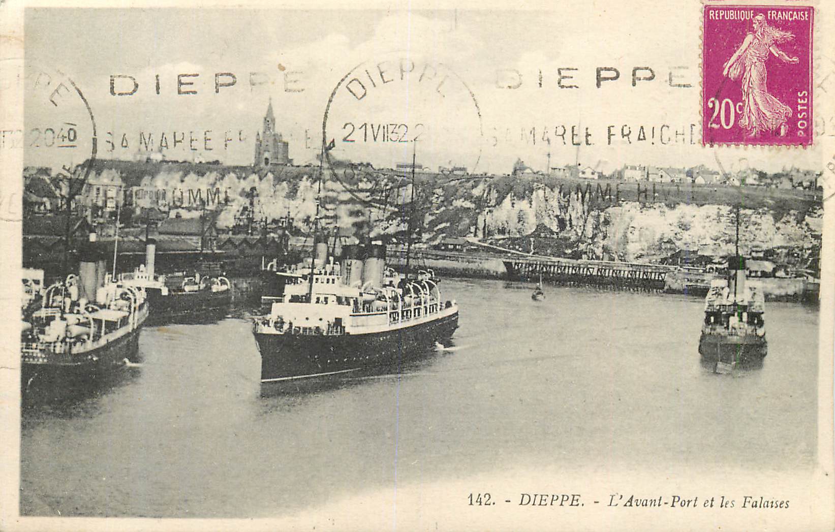 CPA Dieppe L'Avant Port et les Falaises Bateaux