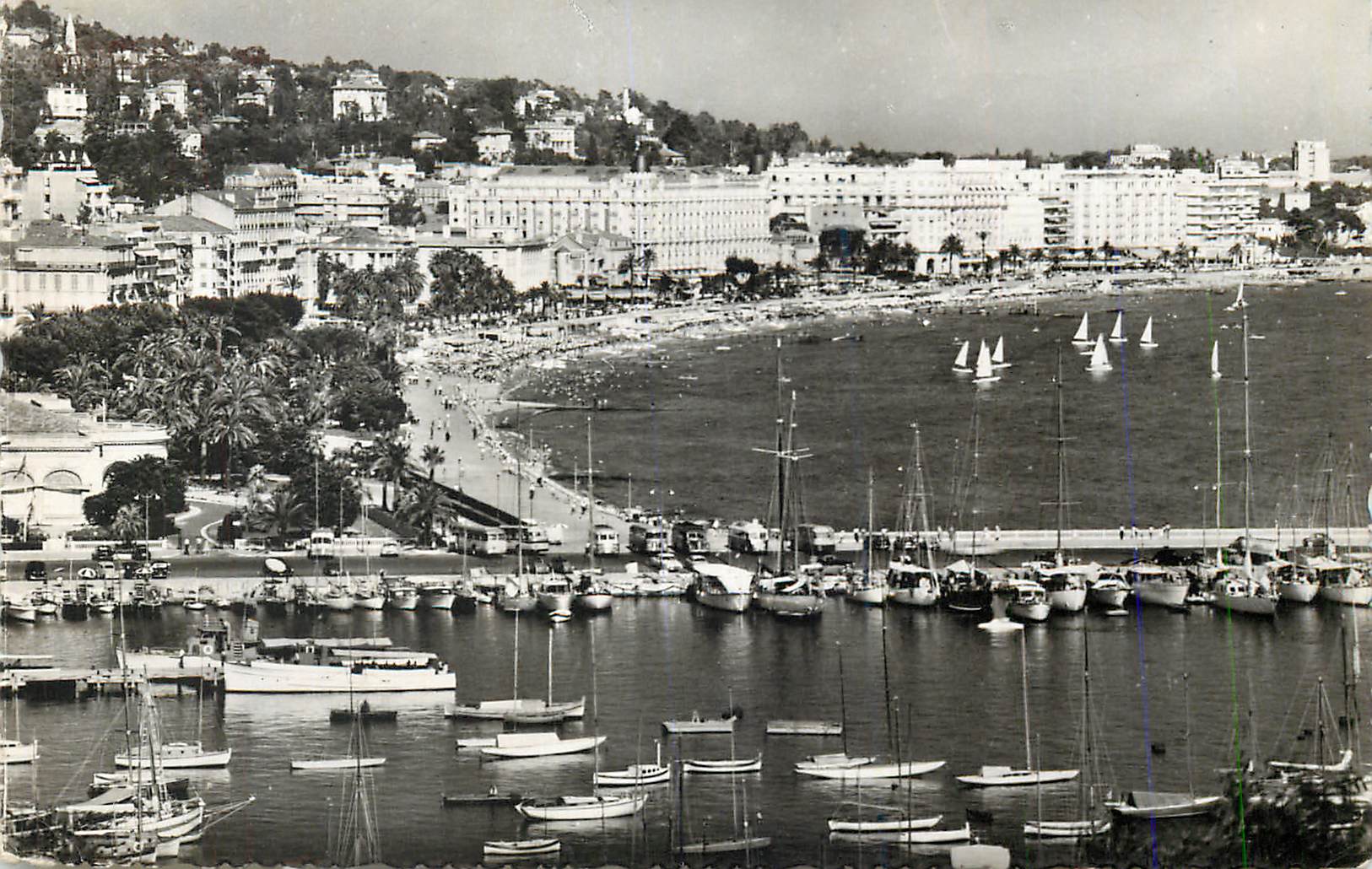 CPM Cannes La Cote d'Azur Les Grands Hotels de la Croisette vus du Suquet