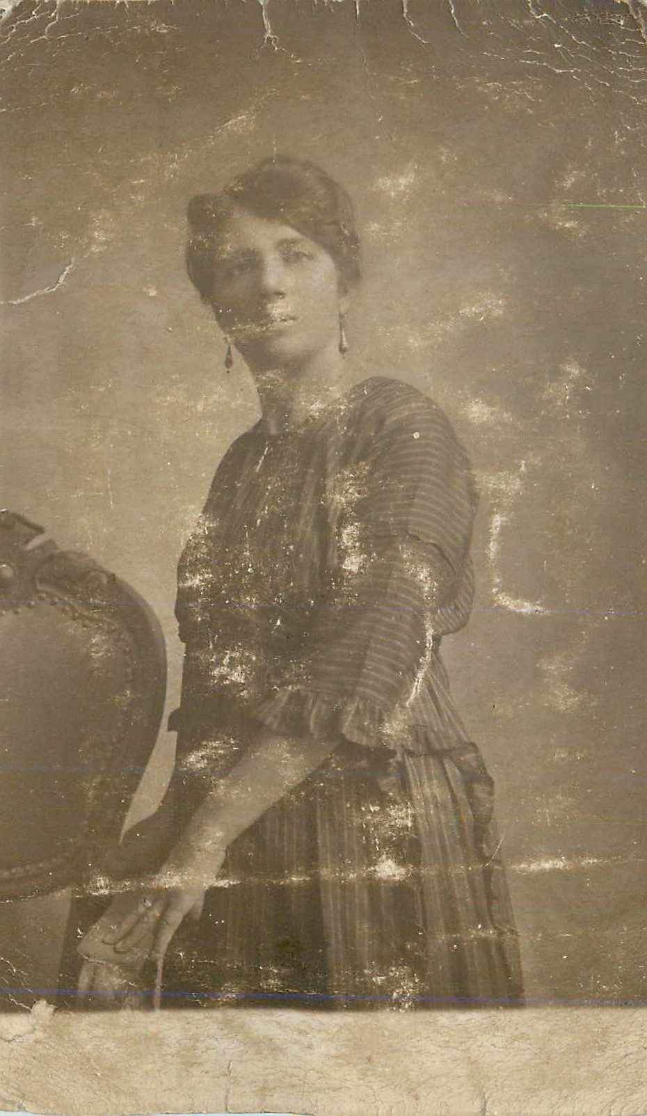 Portrait d'une femme — époque 1900-1920 — sans éditeur ni numéro visible