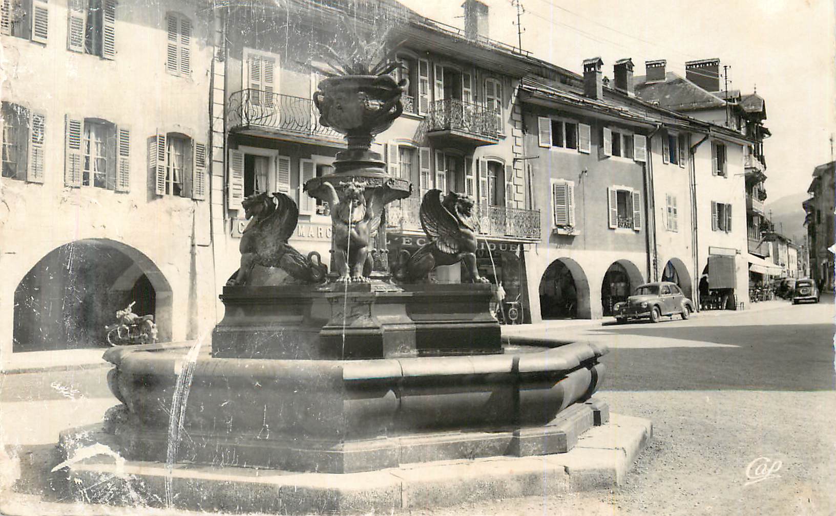 Fontaine aux griffons — centre-ville — éditeur Cap