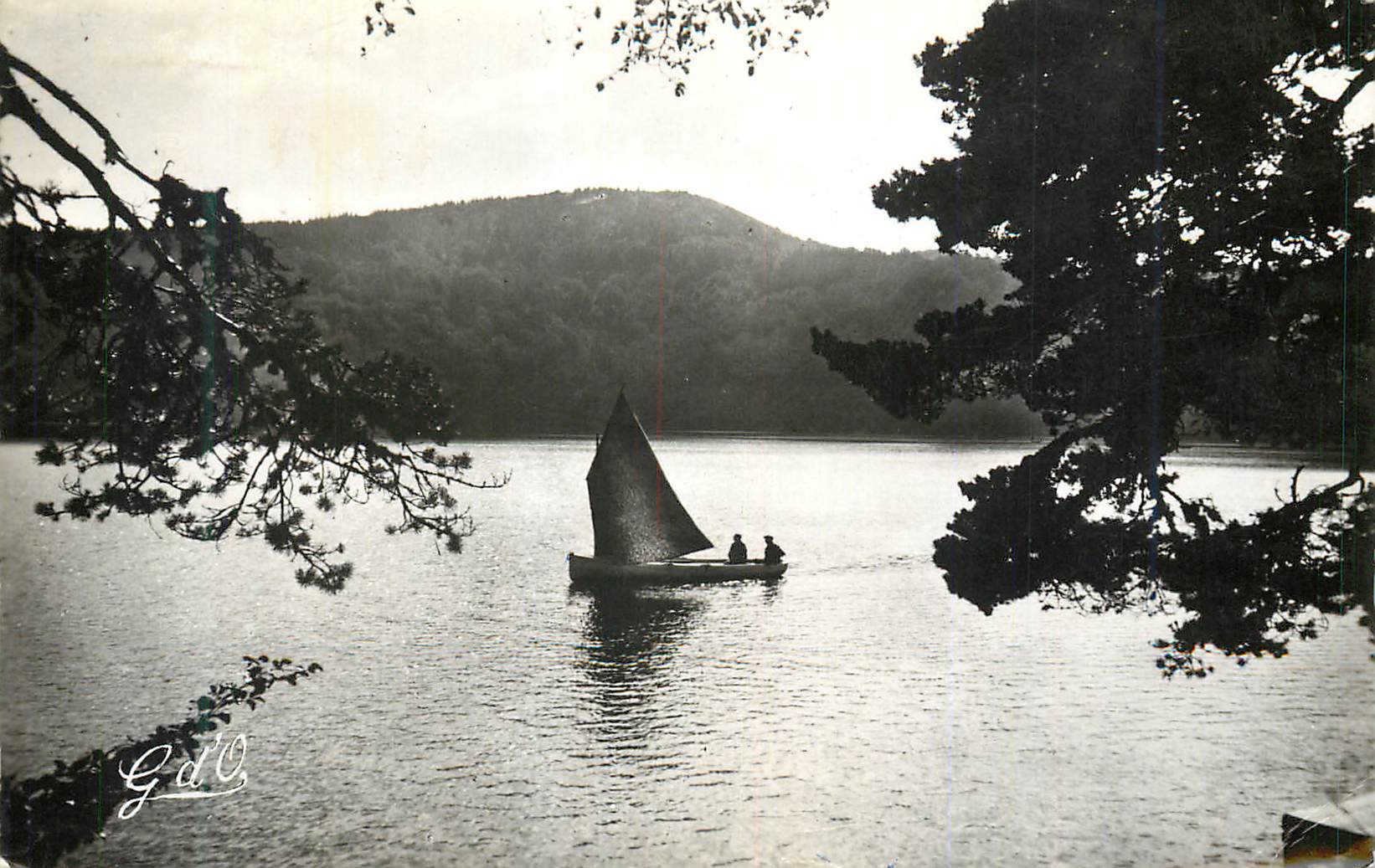 CPM Le Lac Pavin (alt 1197 m) que domine le Puy de Montchal L'Auvergne Ancien Cratere