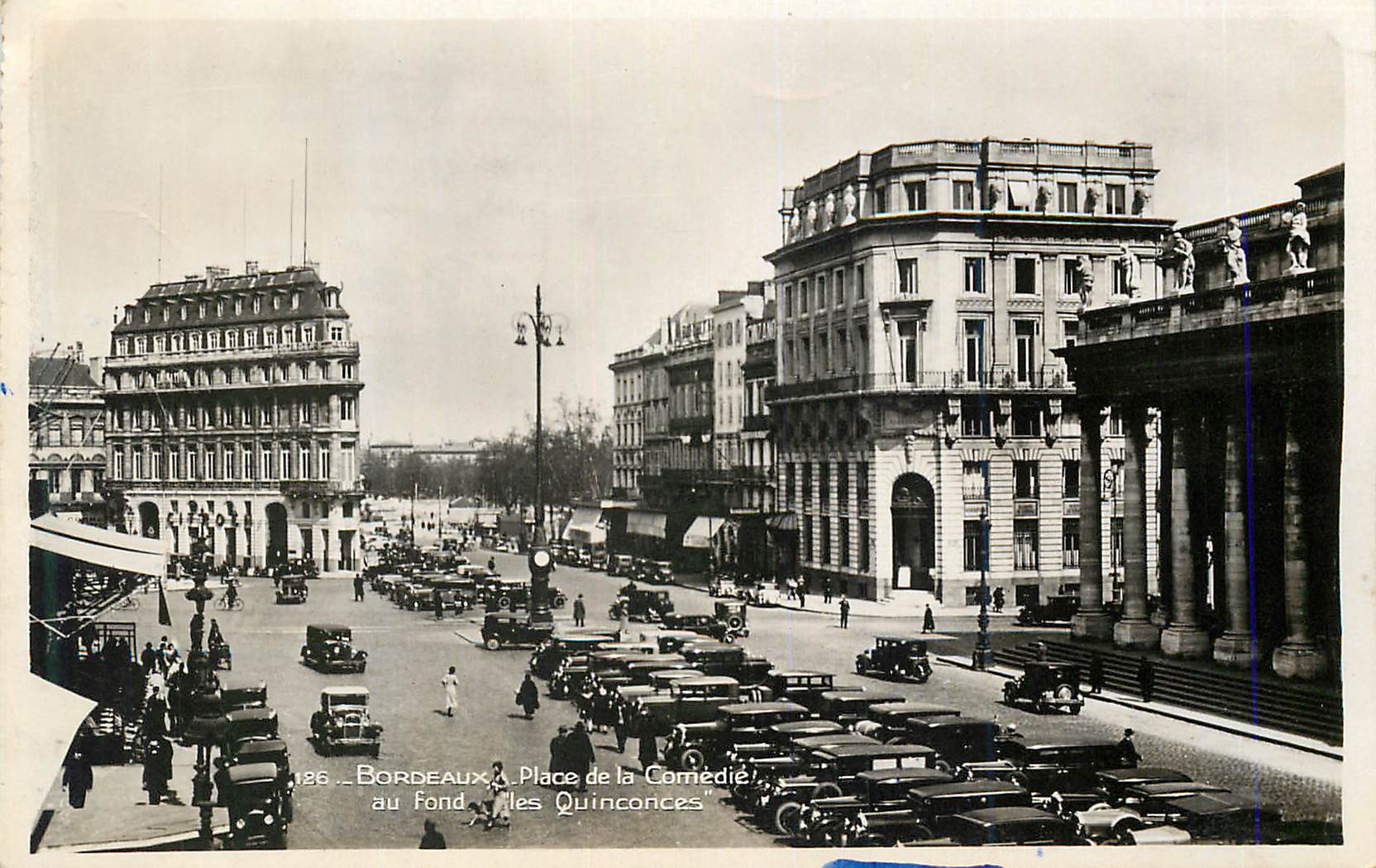 CPM Bordeaux Place de la Comedie au Fond les Quinconces