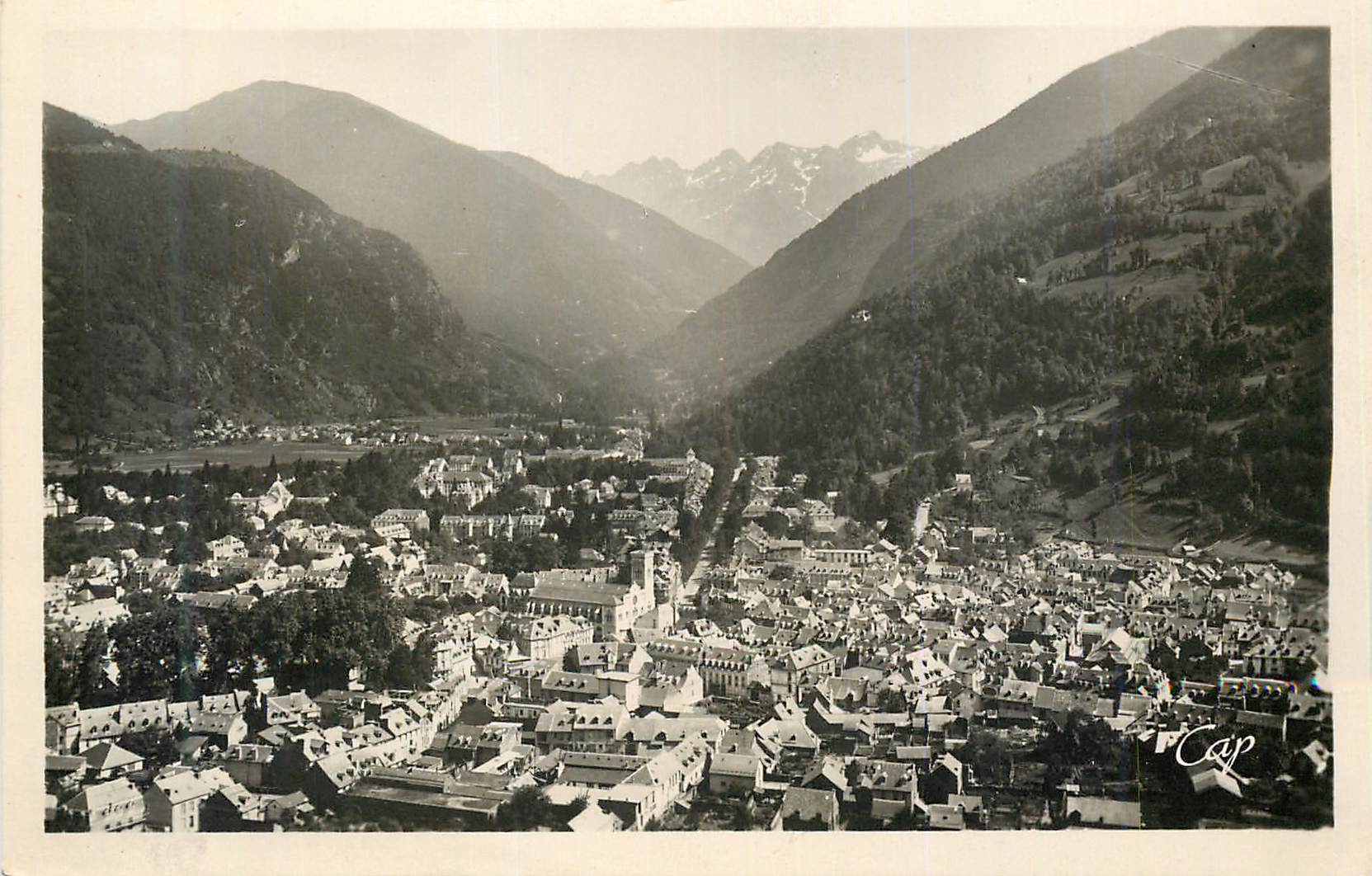 Vue aérienne de Chamonix — montagnes en arrière-plan — éditeur Cap