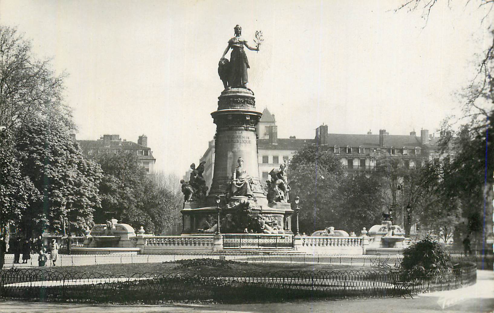 CPM Lyon la Place Carnot et le Monument de la Republique