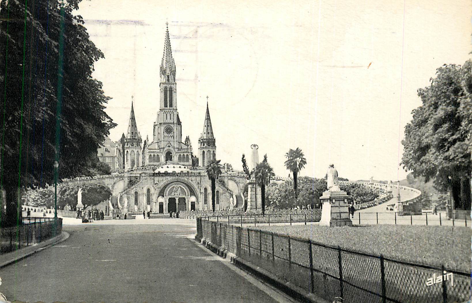 CPM Lourdes La Basilique vue de l'Esplanade