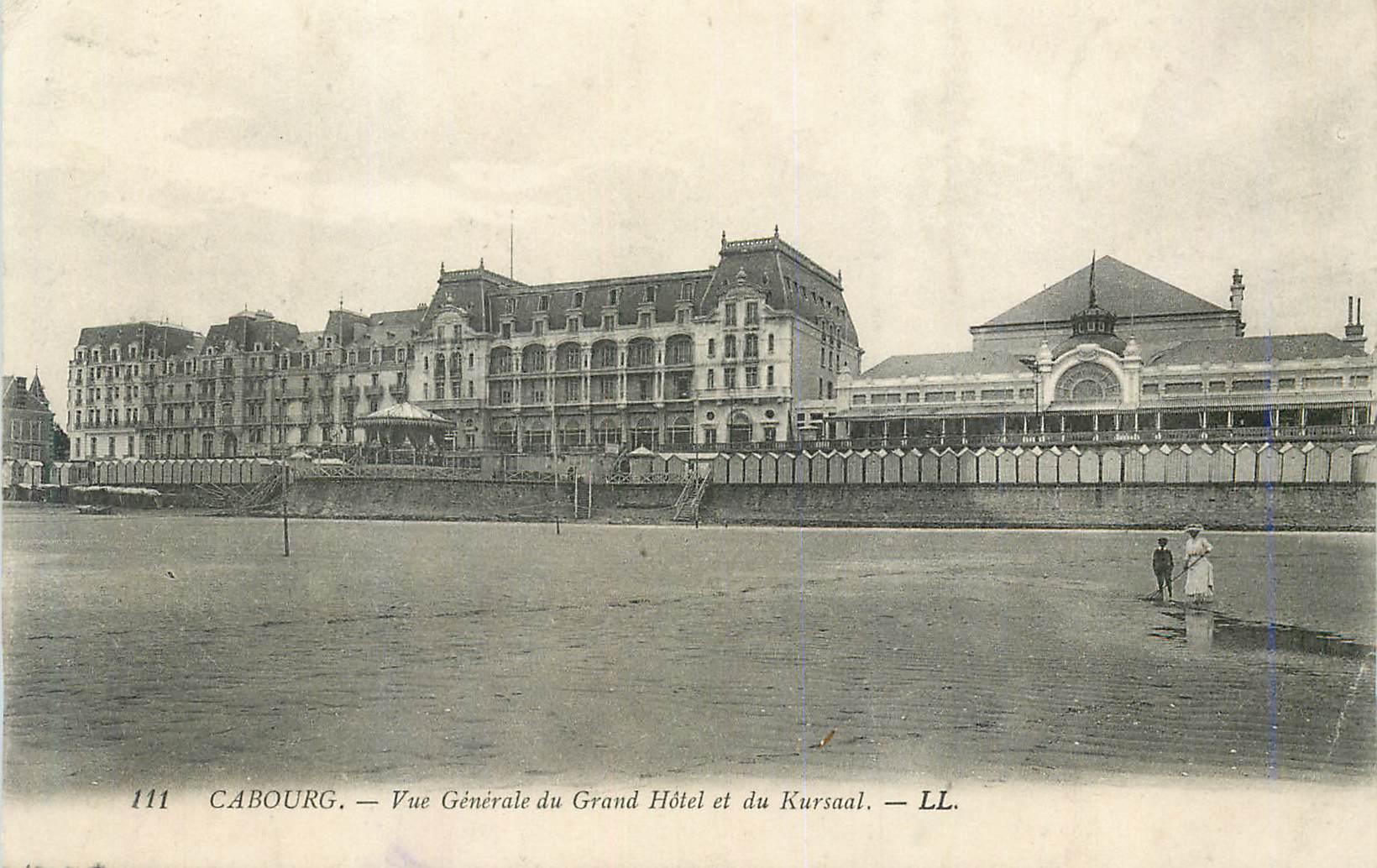 Cabourg — Vue Générale du Grand Hôtel et du Kursaal — LL, n° 111