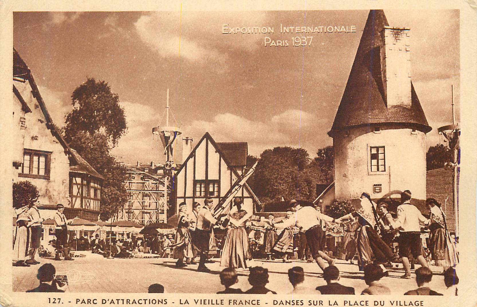 CPA Exposition Internationale Paris 1937 Parc d'Attractions La Vieille France Danses sur la place du village