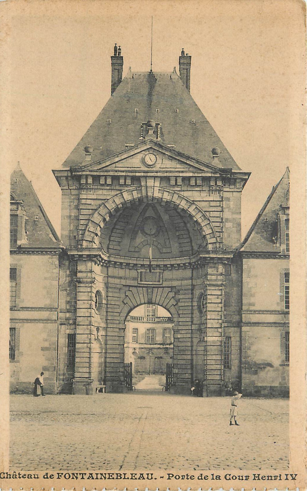 Castillo de FONTAINEBLEAU — Puerta de la Corte de Enrique IV