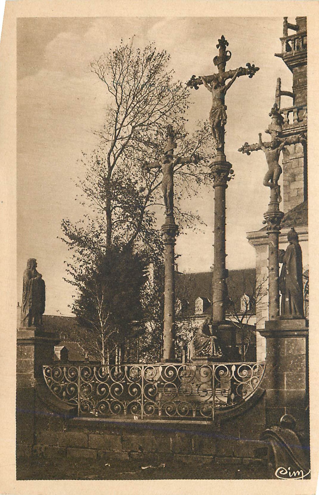 CPA Plouguerneau (Finistere) Le Calvaire