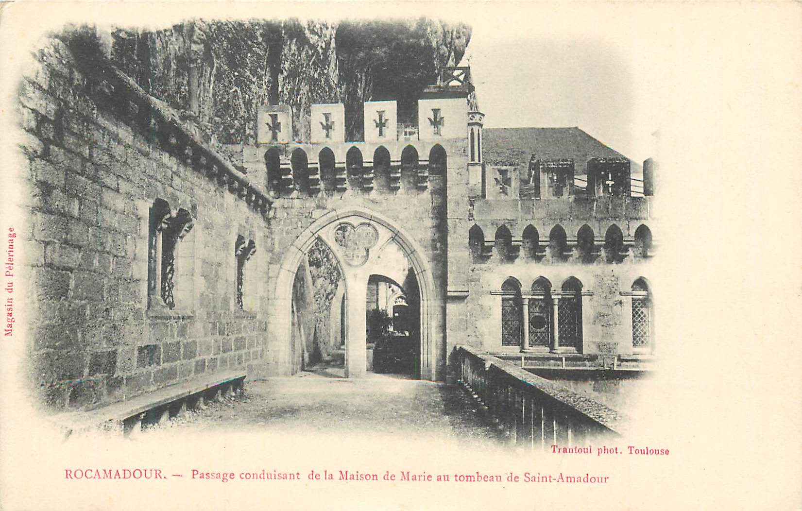 Rocamadour — Passage conduisant de la Maison de Marie au tombeau de Saint-Amadour — Trantoul phot. Toulouse