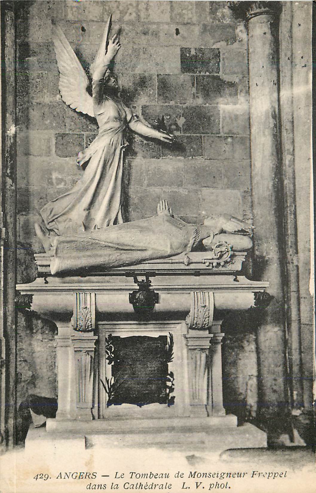CPA Angers Le Tombeau de Monseigneur Froppel dans la Cathedrale