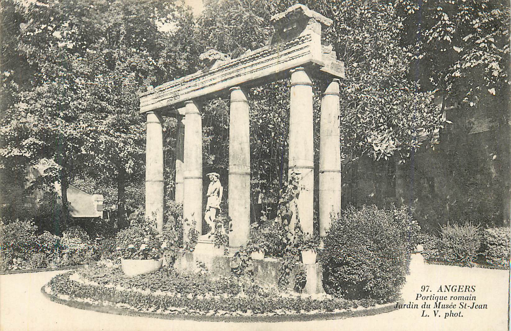 CPA Angers Portique Romain Jardin du Musee St Jean