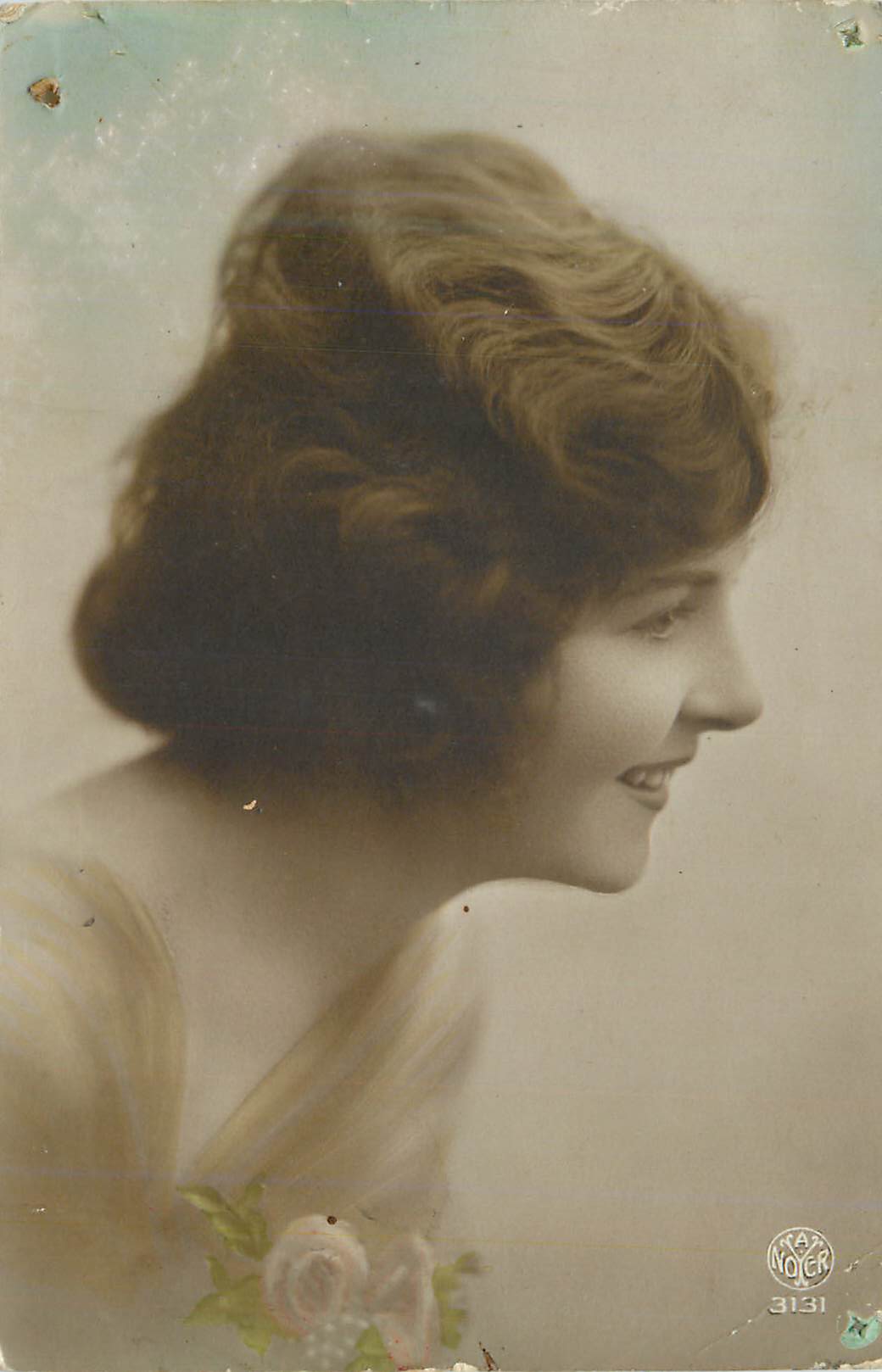 Jeune femme souriante — portrait de profil — éditeur Noicer, n° 3131