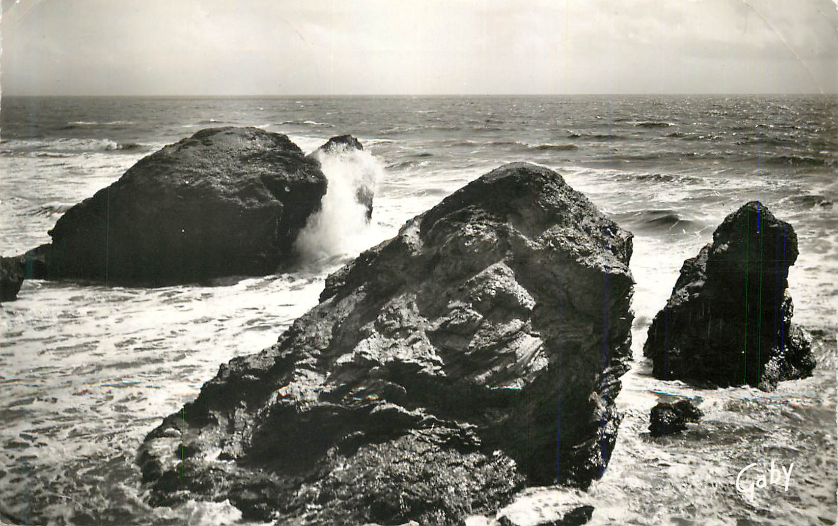 Vagues contre rochers — Gaby