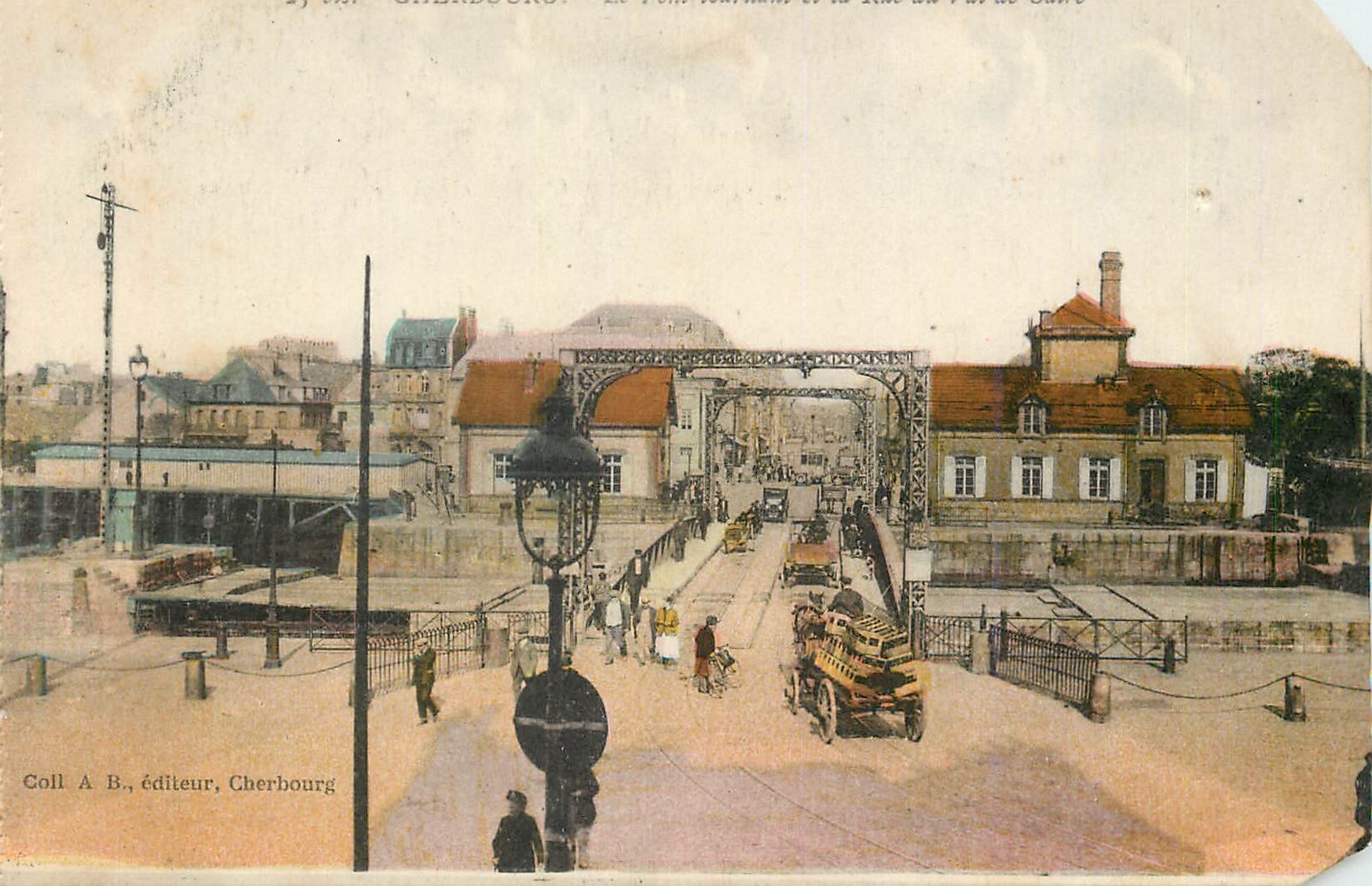 CPA Cherboug Le pont tournant et la rue du Val de Saire