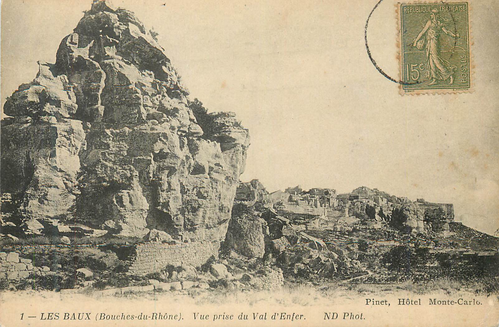 Les Baux (Bouches-du-Rhône) — Vue prise du Val d'Enfer — ND Phot. — Pinet, Hôtel Monte-Carlo.