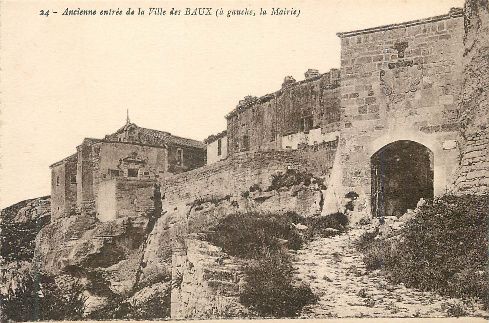 CPA Ancienne Entree de la Ville des Baux (A Gauche la Mairie)