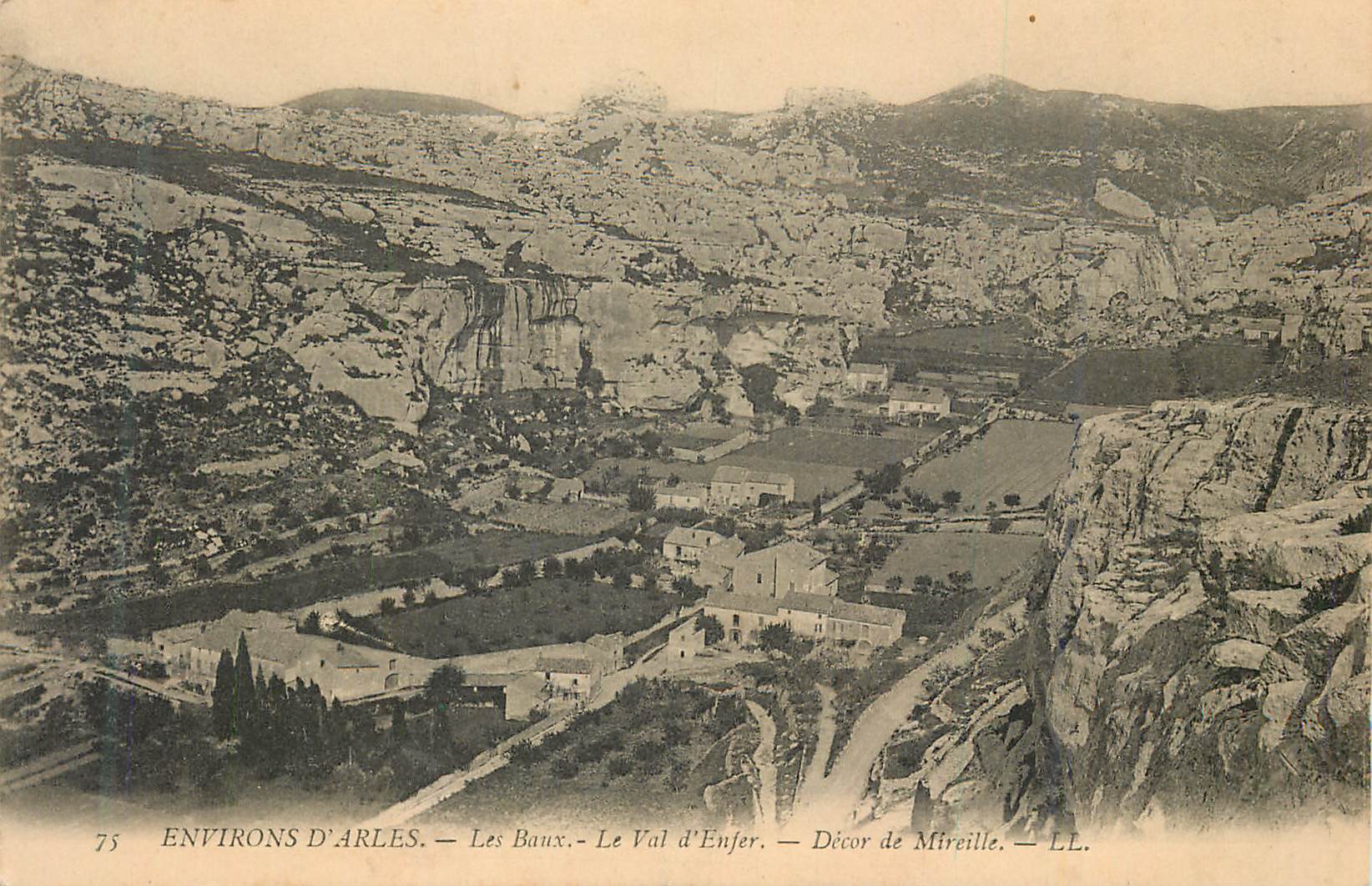 CPA Environs d'Arles les Baux le Val d'Enfer Decor de Mireille