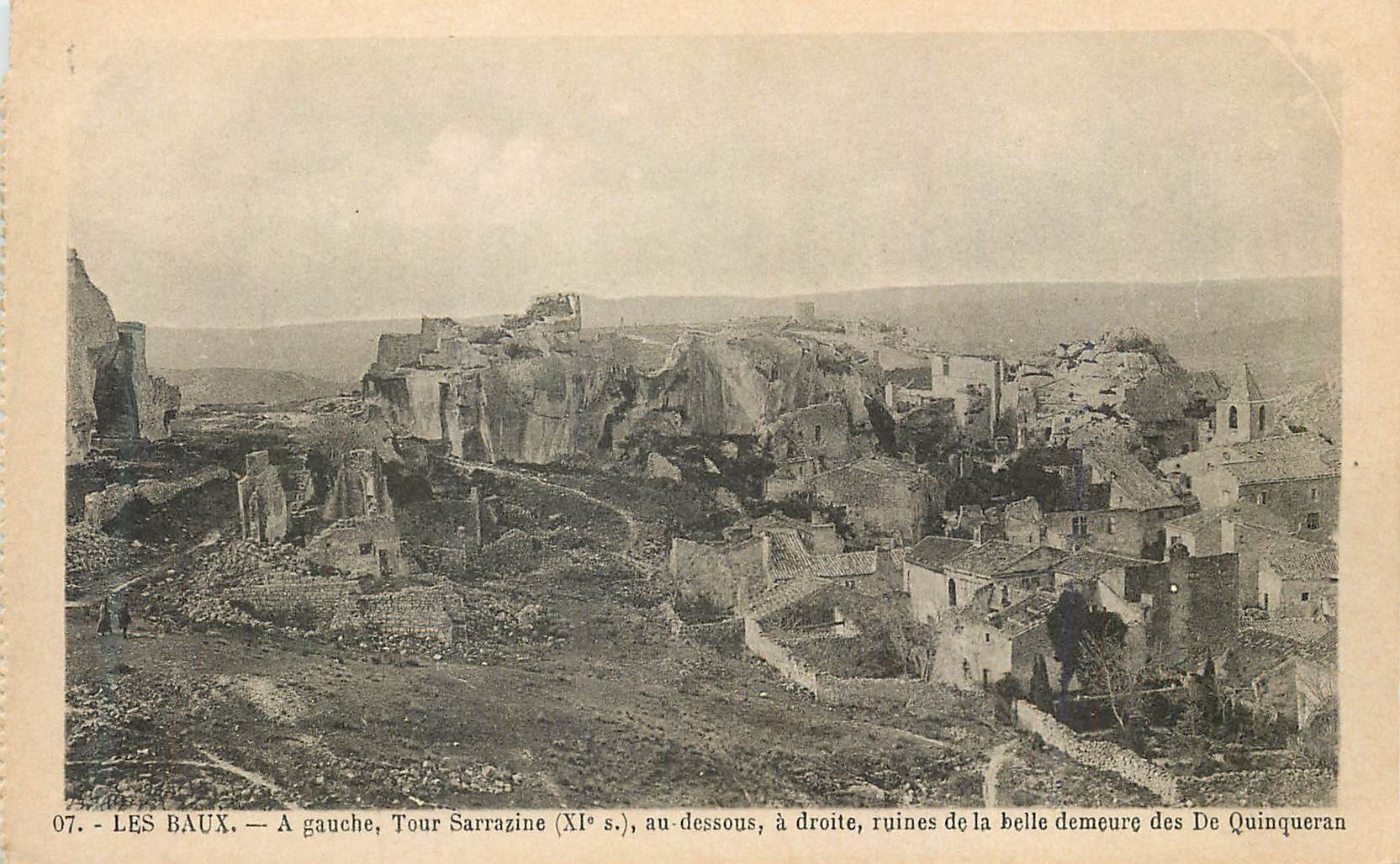 CPA Les Baux a Gauche Tour Sarrazine (XIe s)