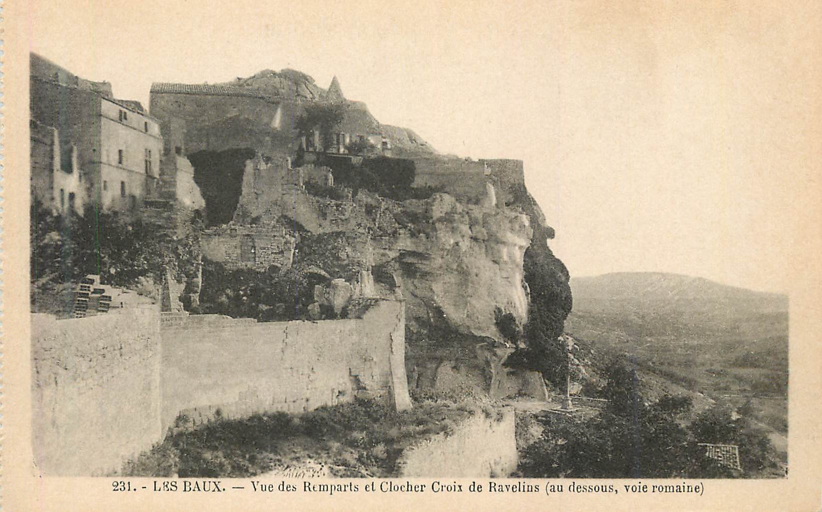 Les Baux — Vue des Remparts et Clocher Croix de Ravelins (au dessous, voie romaine)