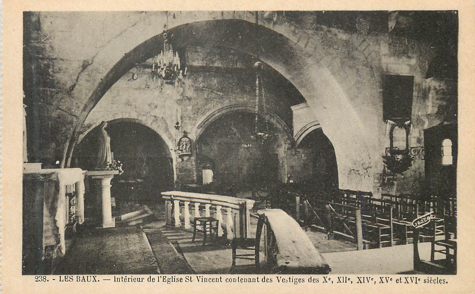 CPA Les Baux Interieur de l'Eglise St Vincent Contenant des Vestiges des Xe XIIe XIVe XVe et XVI e Siecles 