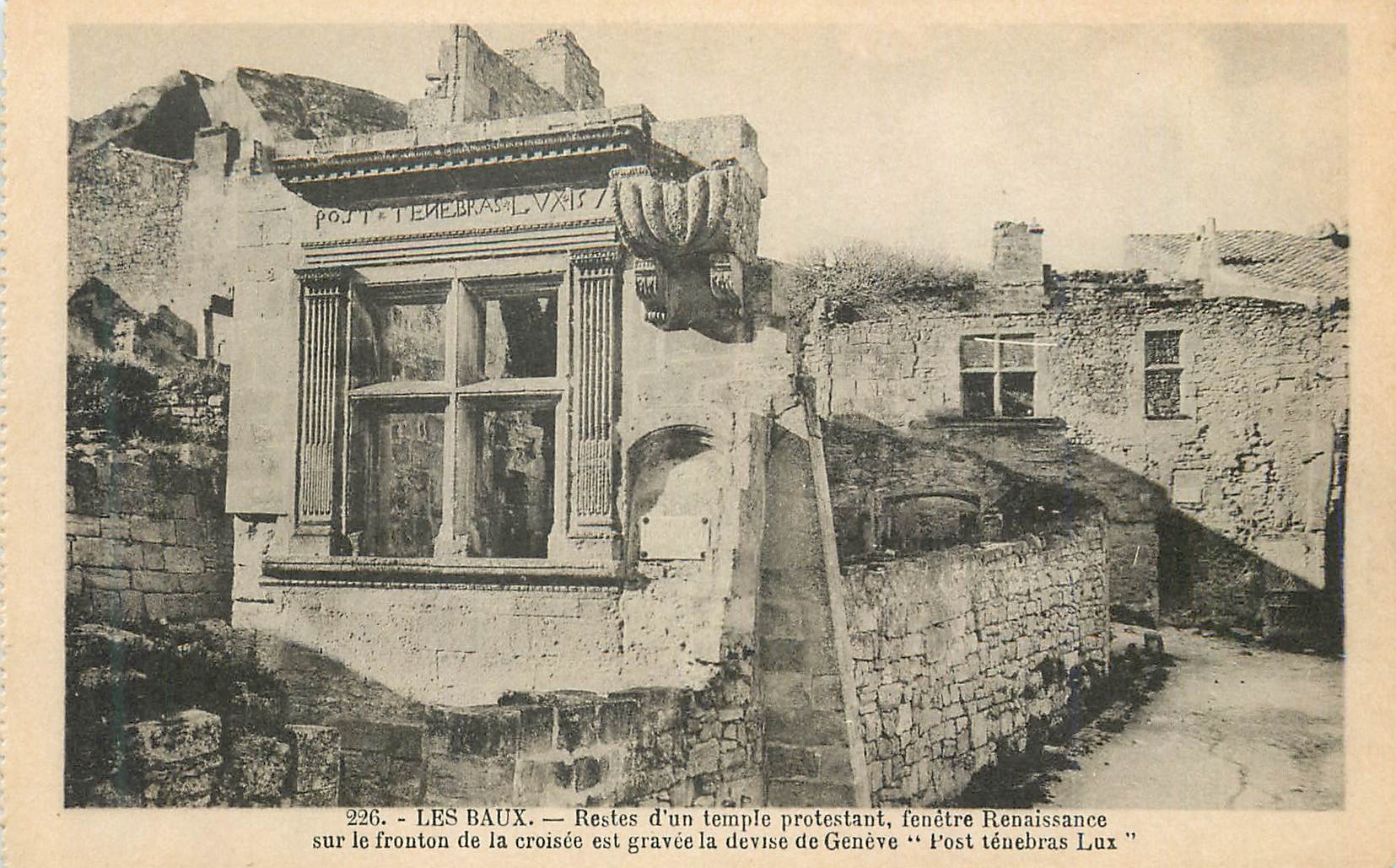 Les Baux — Restes d'un temple protestant, fenêtre Renaissance — devise de Genève « Post tenebras lux » gravée sur le fronton de la croisée