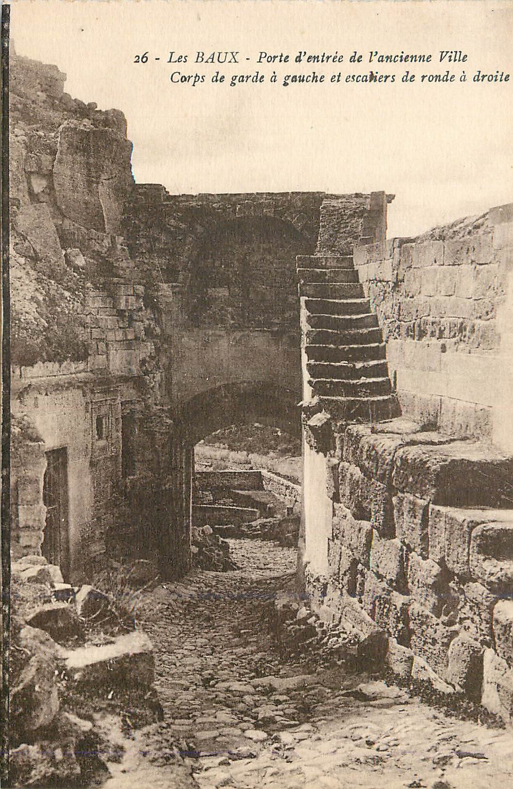 Les BAUX - Porte d'entrée de l'ancienne Ville — Corps de garde à gauche et escaliers de ronde à droite