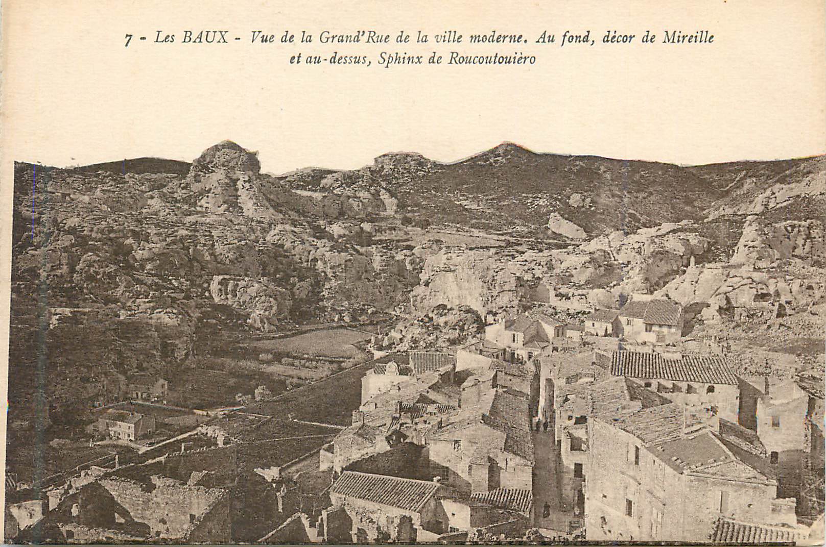 Les BAUX - Vue de la Grand'Rue de la ville moderne. Au fond, décor de Mireille et au-dessus, Sphinx de Roucoulouïéro