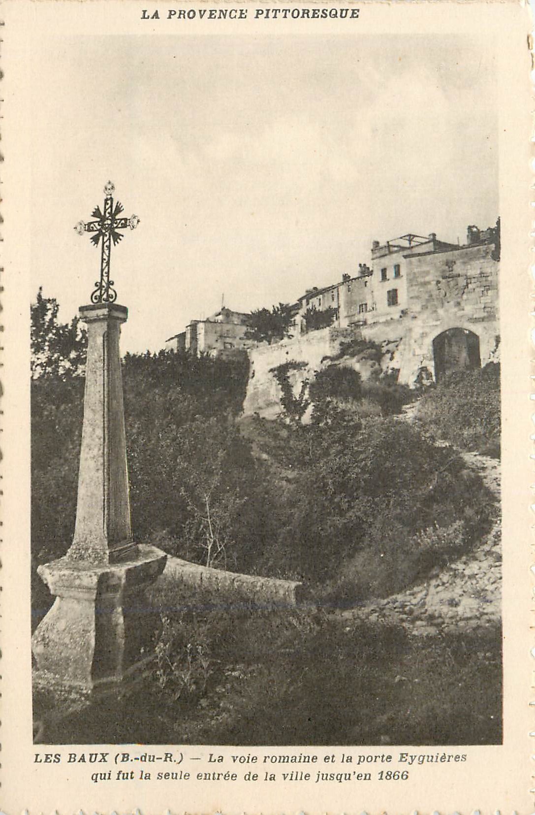Les Baux (B.-du-R.) — La voie romaine et la porte Eyguières qui fut la seule entrée de la ville jusqu'en 1866