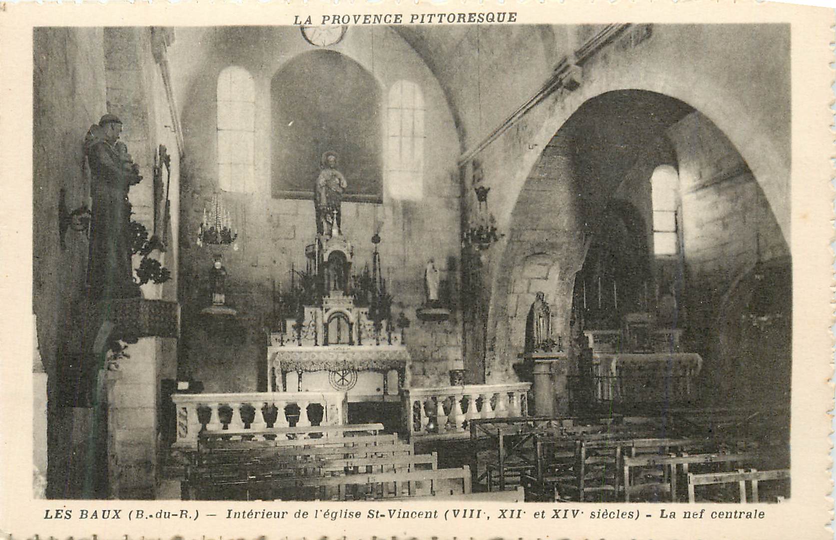 Lès Baux (B.-du-R.) — Intérieur de l'église St-Vincent (VIIIe, XIIe et XIVe siècles) — La nef centrale
