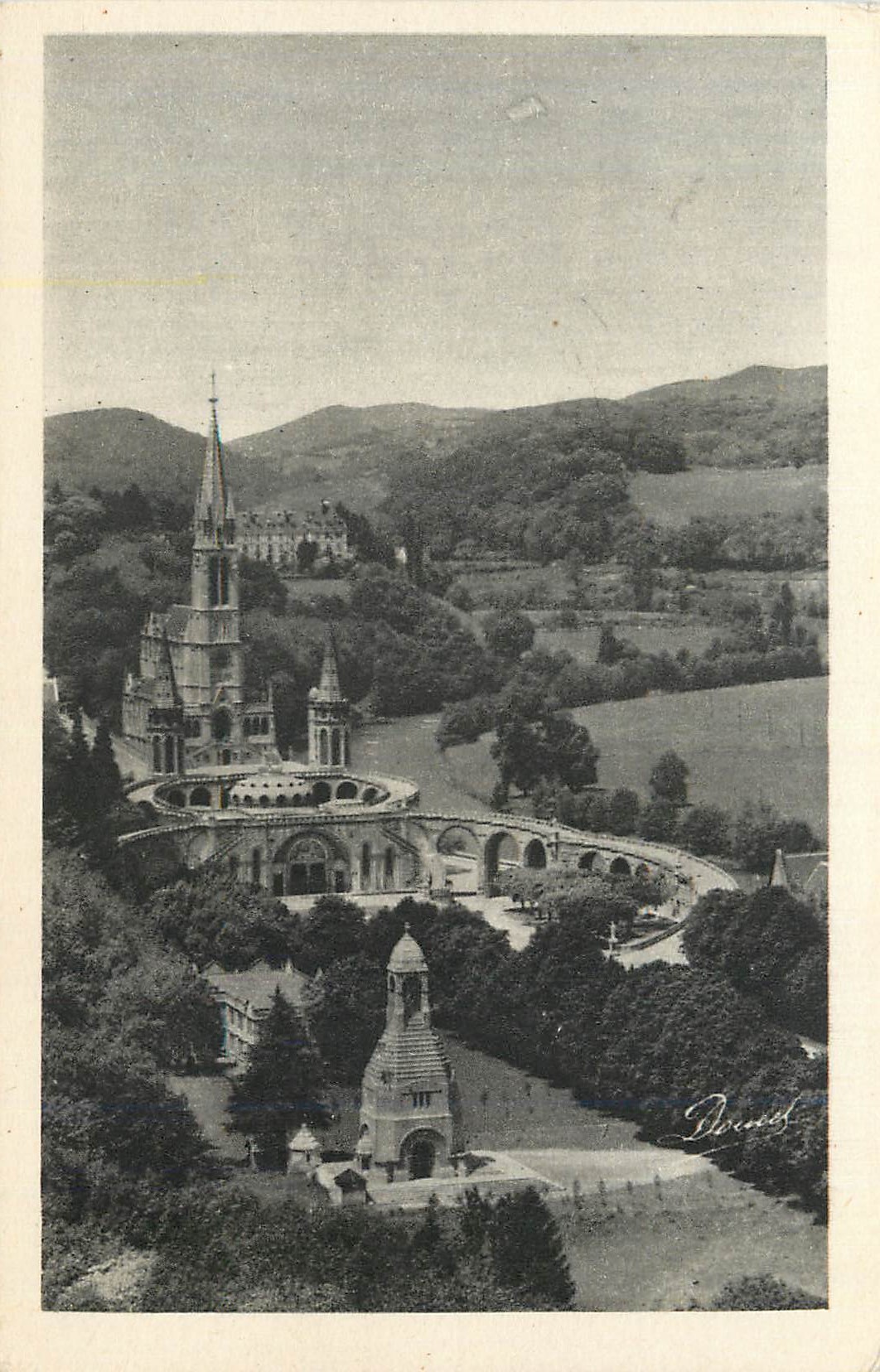 CPA Lourdes la Basilique et le Monument Interallie