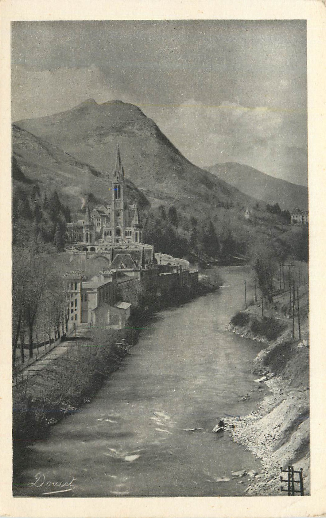 CPA Lourdes la Basilique et le Gave P D