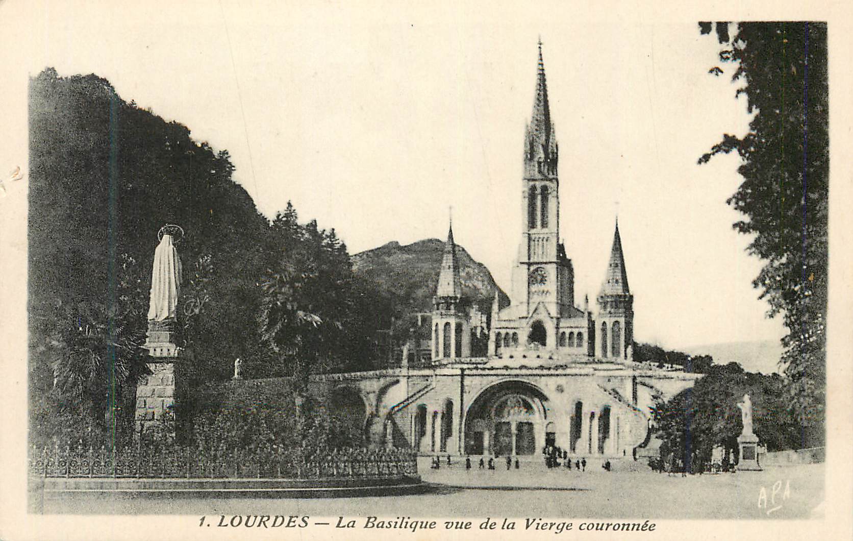 CPA Lourdes la Basilique Vue de la Vierge Couronnee