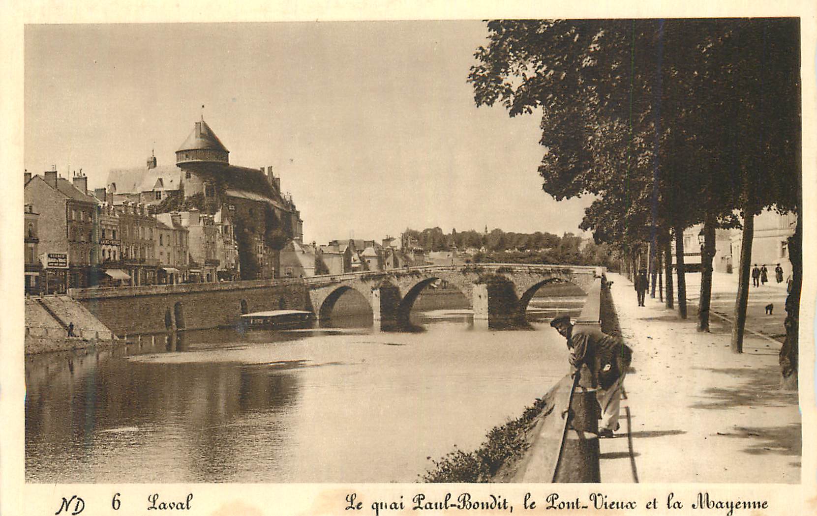 CPA Laval Le Quai Paul Bondit Le Pont Vieux et la Mayenne