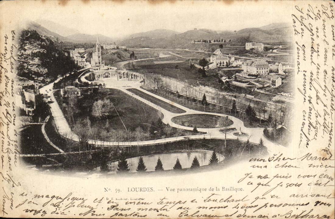 Lourdes CPA Vue panoramique de la basilique 