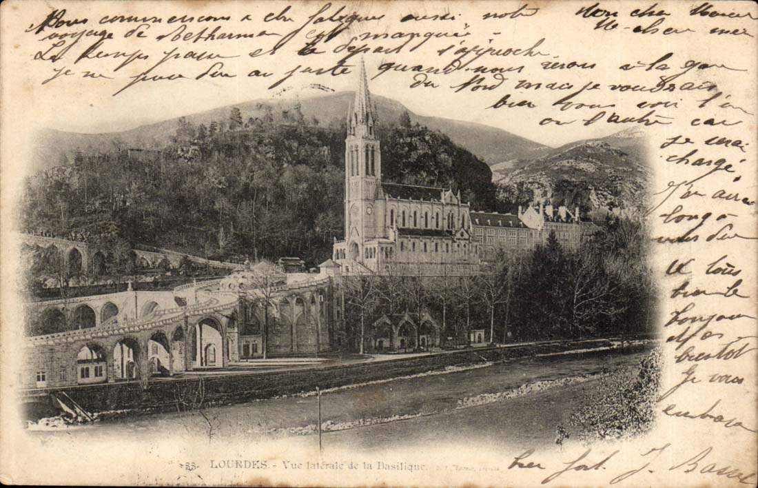 Lourdes CPA Vue laterale de la basilique