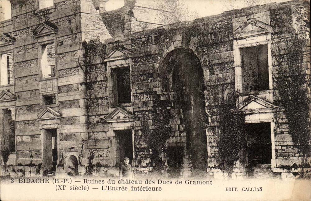 Bidache CPA Ruines du chateau des ducs de Gramont L'entree interieure