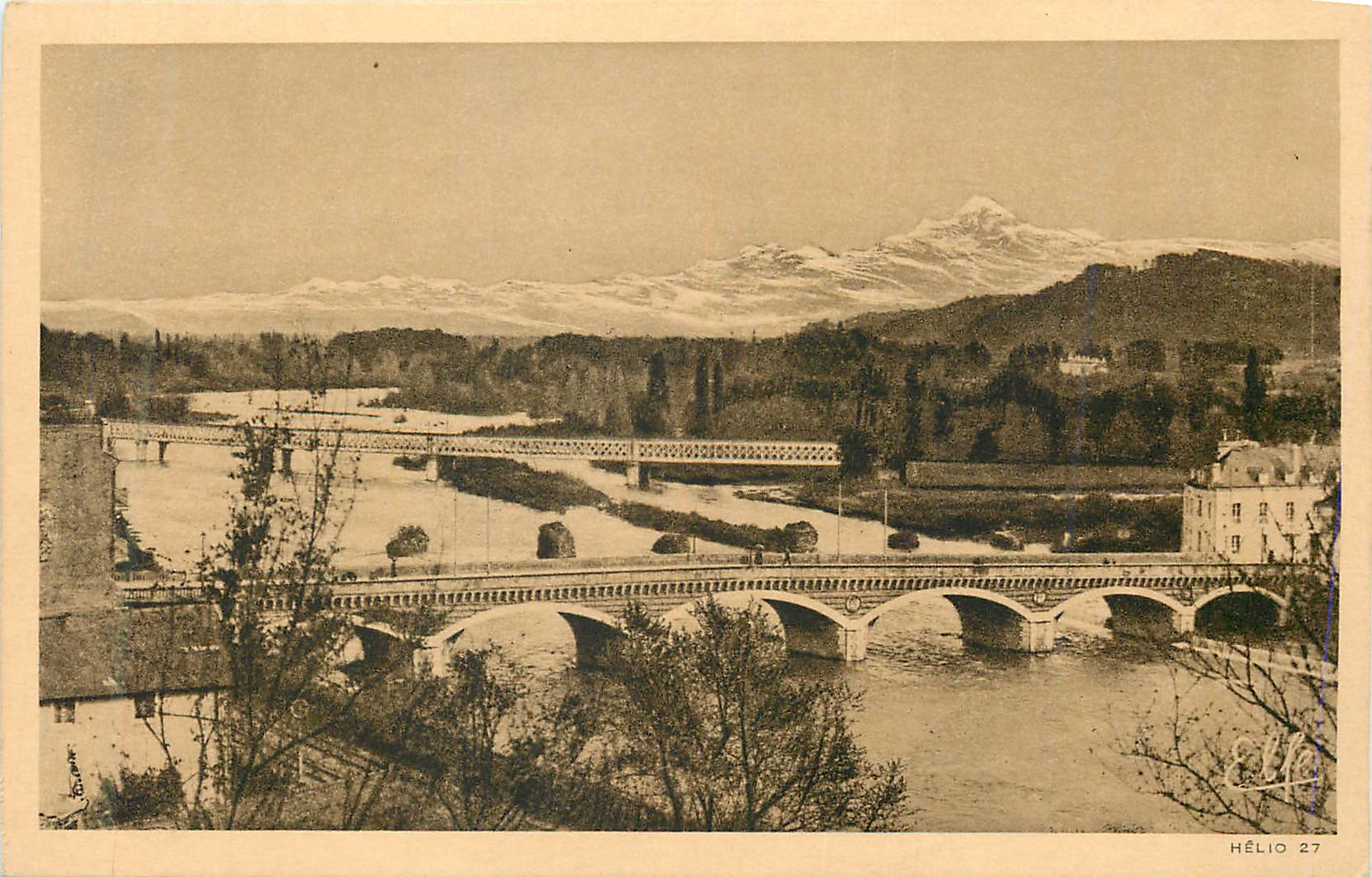 Pont sur la Garonne à Toulouse — vue avec monts enneigés — Hélio 27