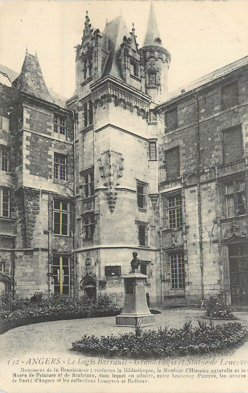 CPA Angers Le Logis Barrault Grand Logis et Satue de Lenere Monument de la Renaissance