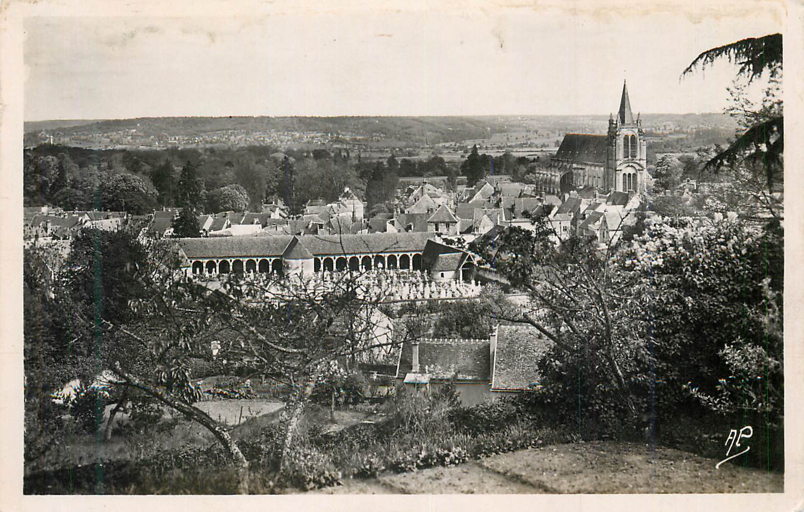 CPM Montfort L'Amaury (S et O) Vue generale Le cloitre L'Eglise