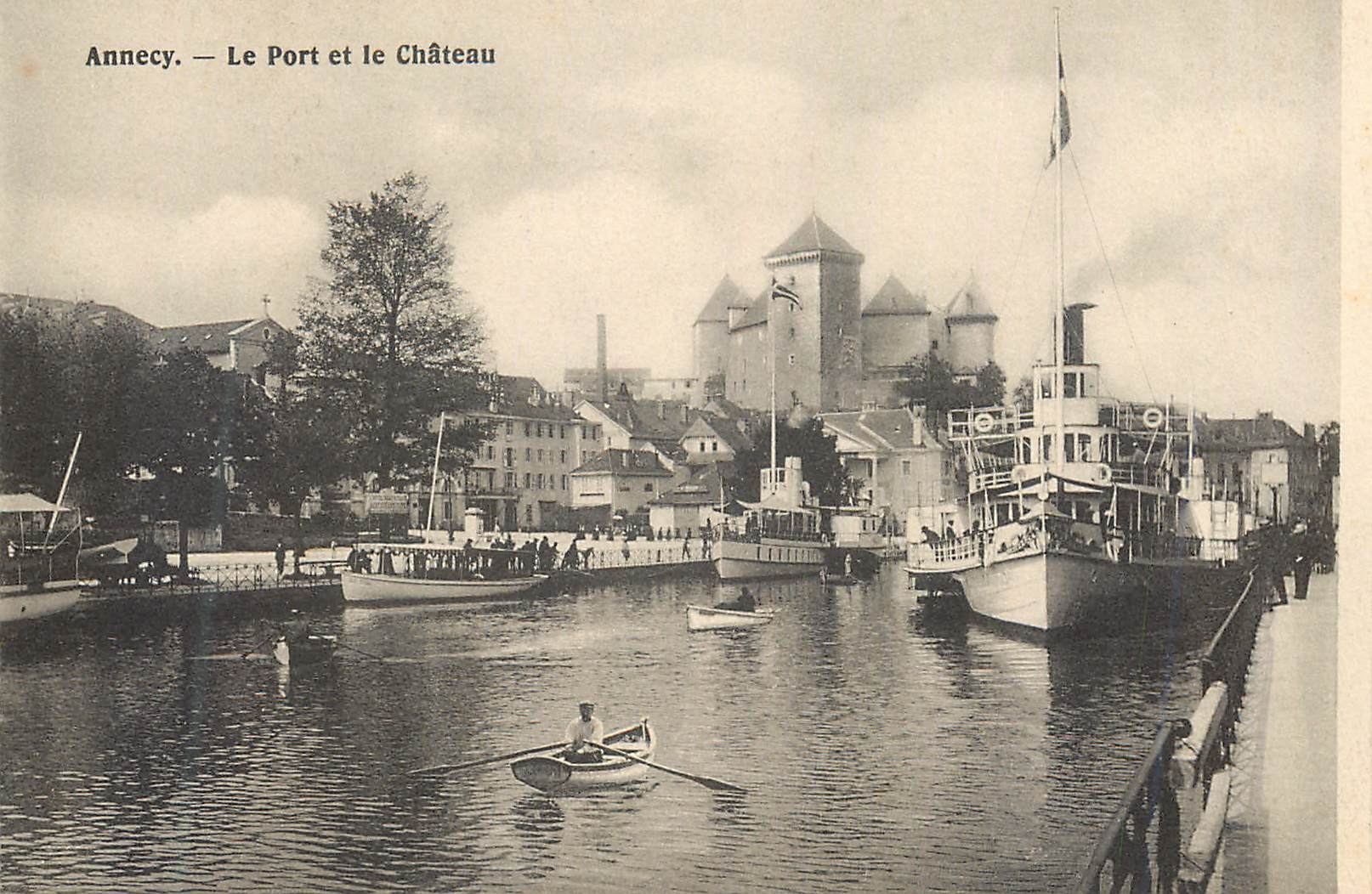 CPA Annecy Le Port et le Château Bateau