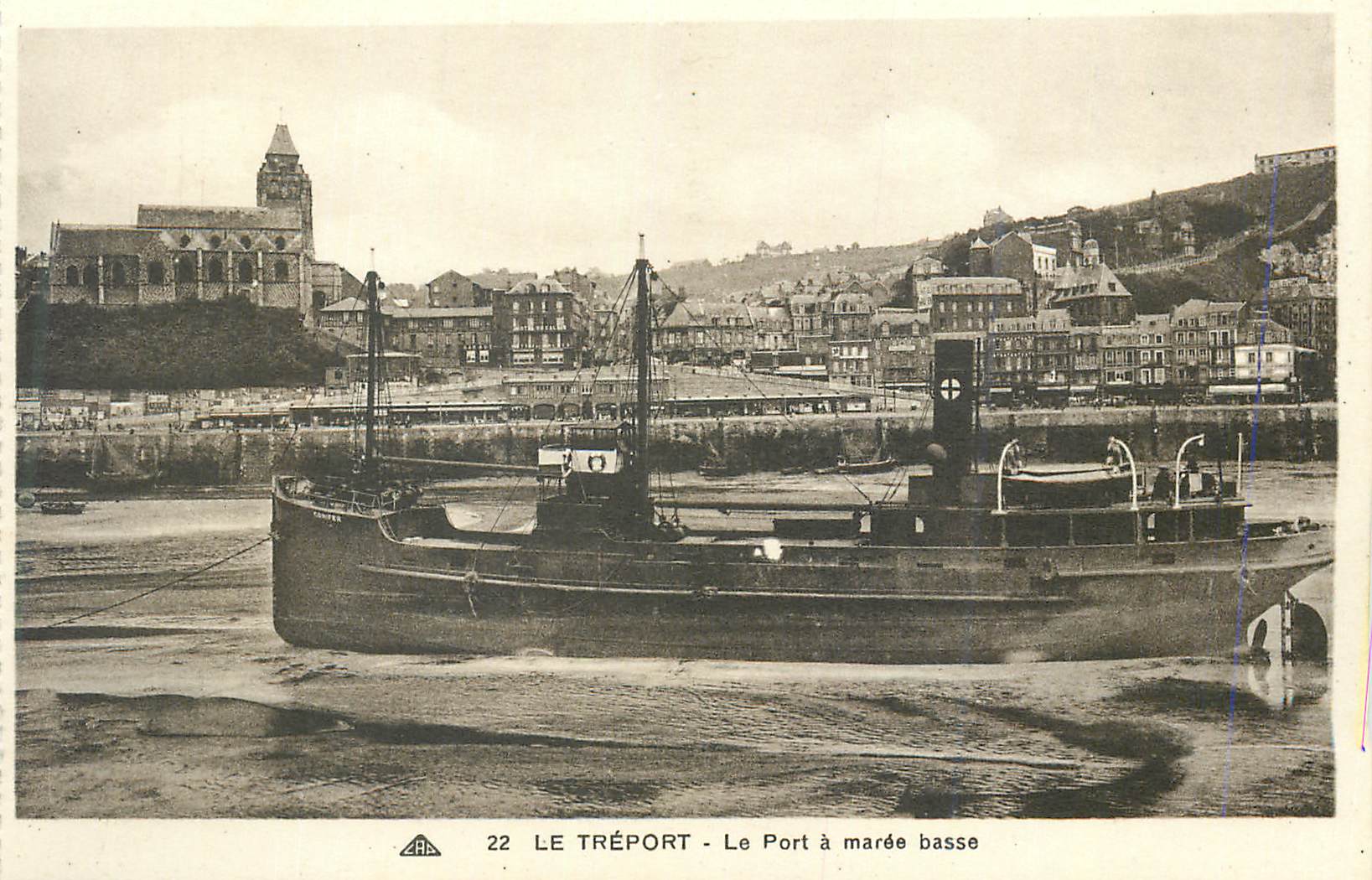 CPA Le Treport Le Port a maree basse Bateau