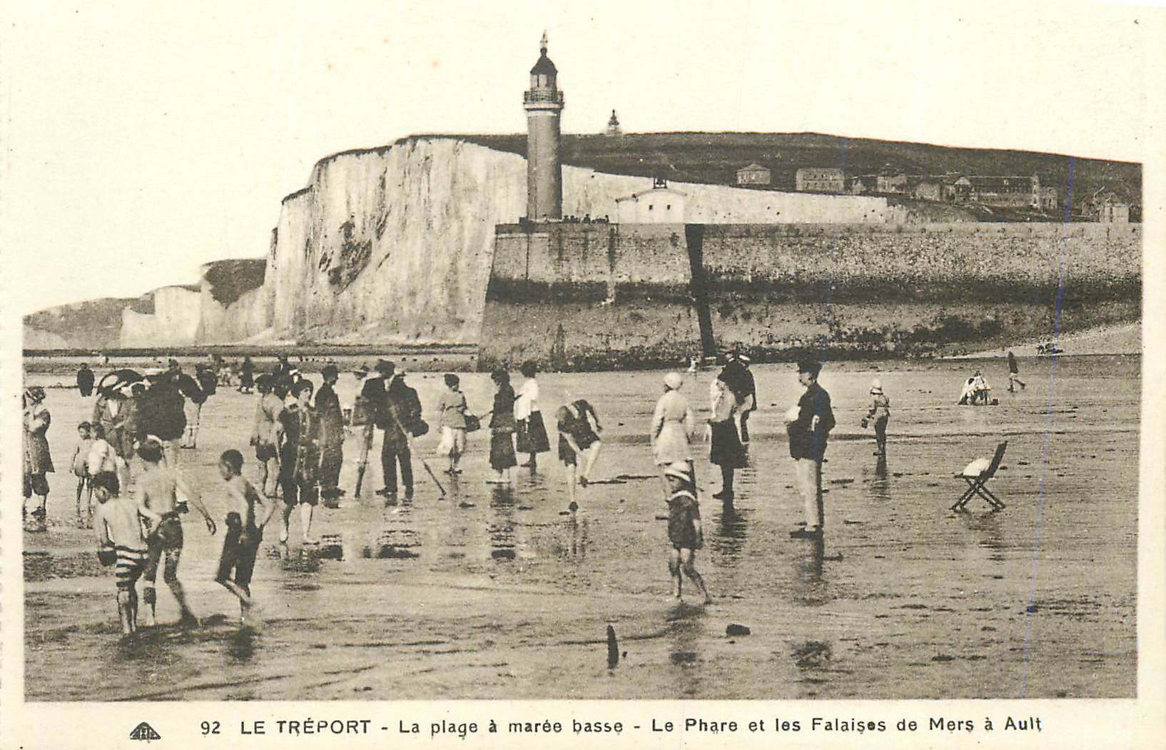 CPA Le Treport La plage a maree basse Le Phare et les Falaises de Mers a Ault