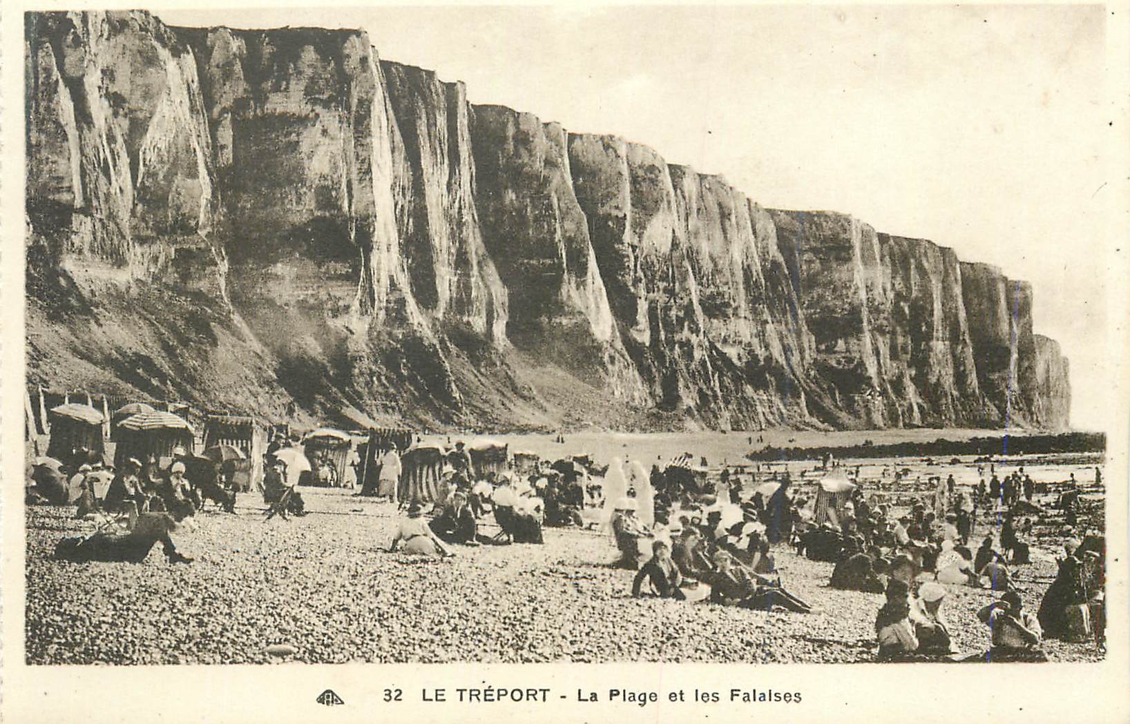 CPA Le Treport La plage et les Falaises
