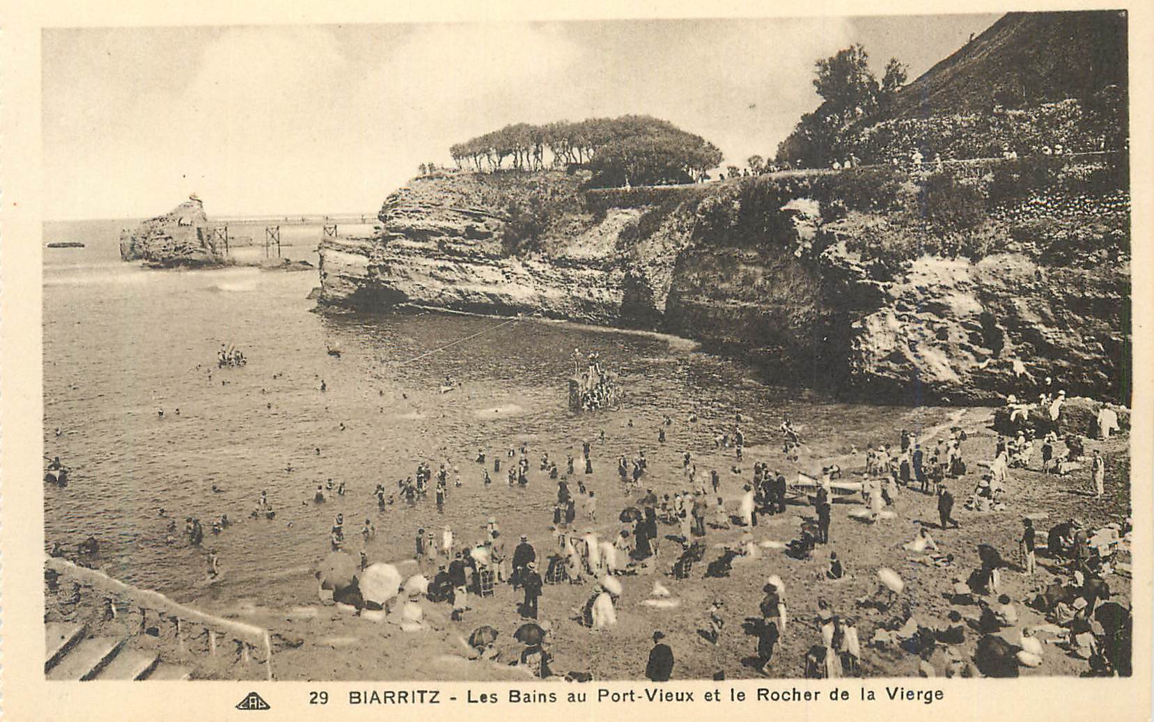 CPA Biarritz Les Bains au Port Vieux et le Rocher de la Vierge