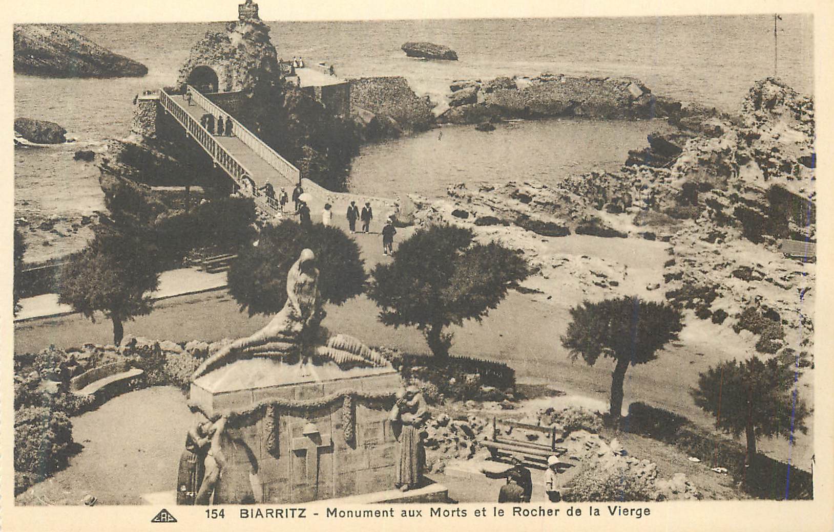 CPA Biarritz Monument aux Morts et le Rocher de la Vierge